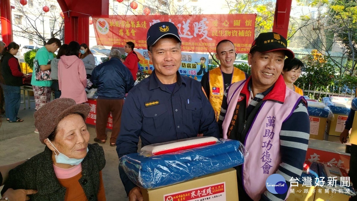 八德警結合善心人士寒冬送暖,助弱勢家庭過好年。