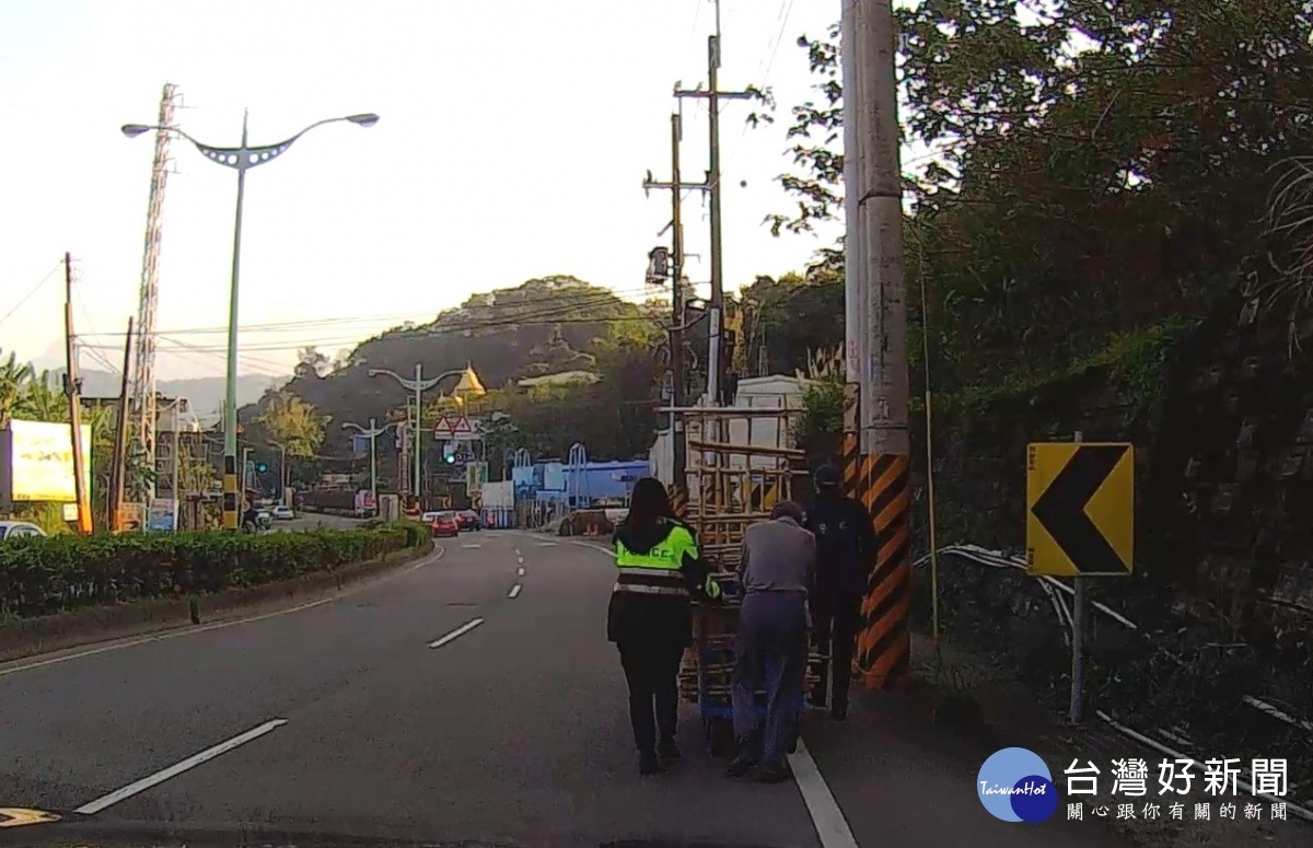 7旬拾荒老翁推車受阻路中,暖警協助推車護送返家。