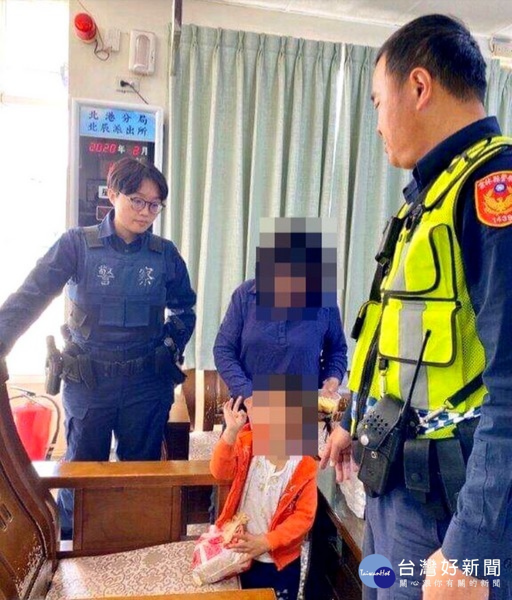 3歲男童在公園走失,警方獲報積極透過各方資源協尋其家人,亦充當臨時褓母提供零食安撫情緒,見到焦急的家人時家人,男童破涕為笑。