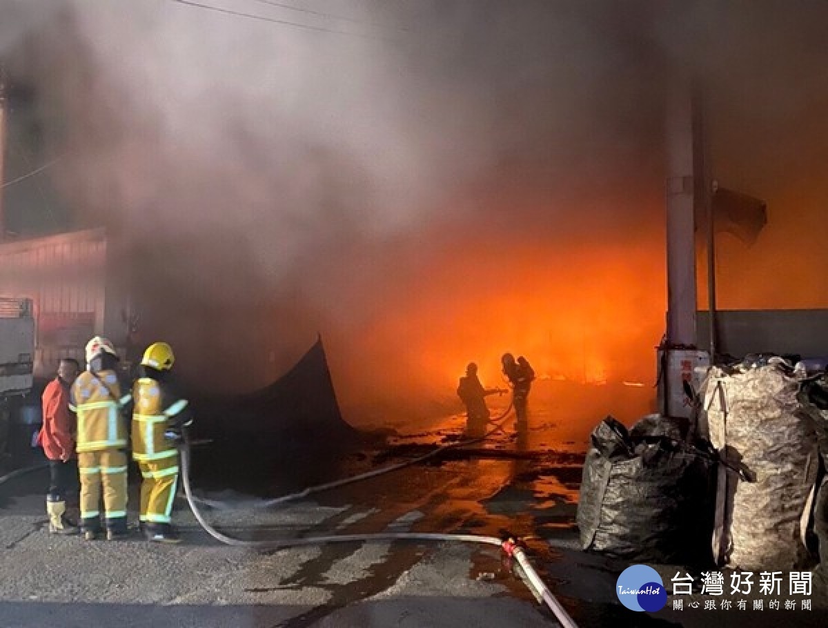 北港清潔隊垃圾堆置場凌晨莫名起火,燃燒垃圾所產生的刺鼻濃煙,飄散北港夜空,居民紛紛上網抱怨詢問,擔心濃煙是否有毒。