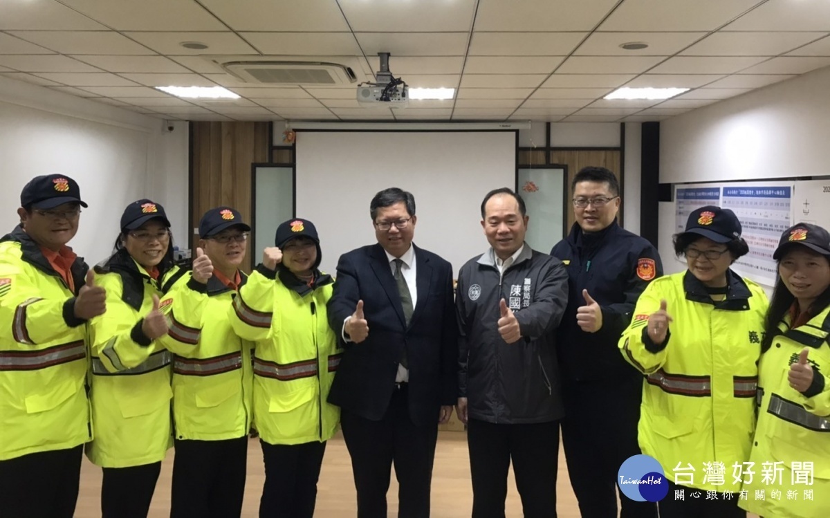 桃園市長鄭文燦親赴平鎮新勢公園指揮所及老街溪指揮所慰問第一線的執勤同仁。