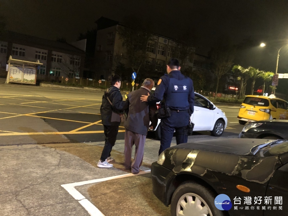 老翁獨自在快速公路路肩行走，警方據報立即驅車前往現場，將老翁帶上巡邏車送回勤務處所安置。