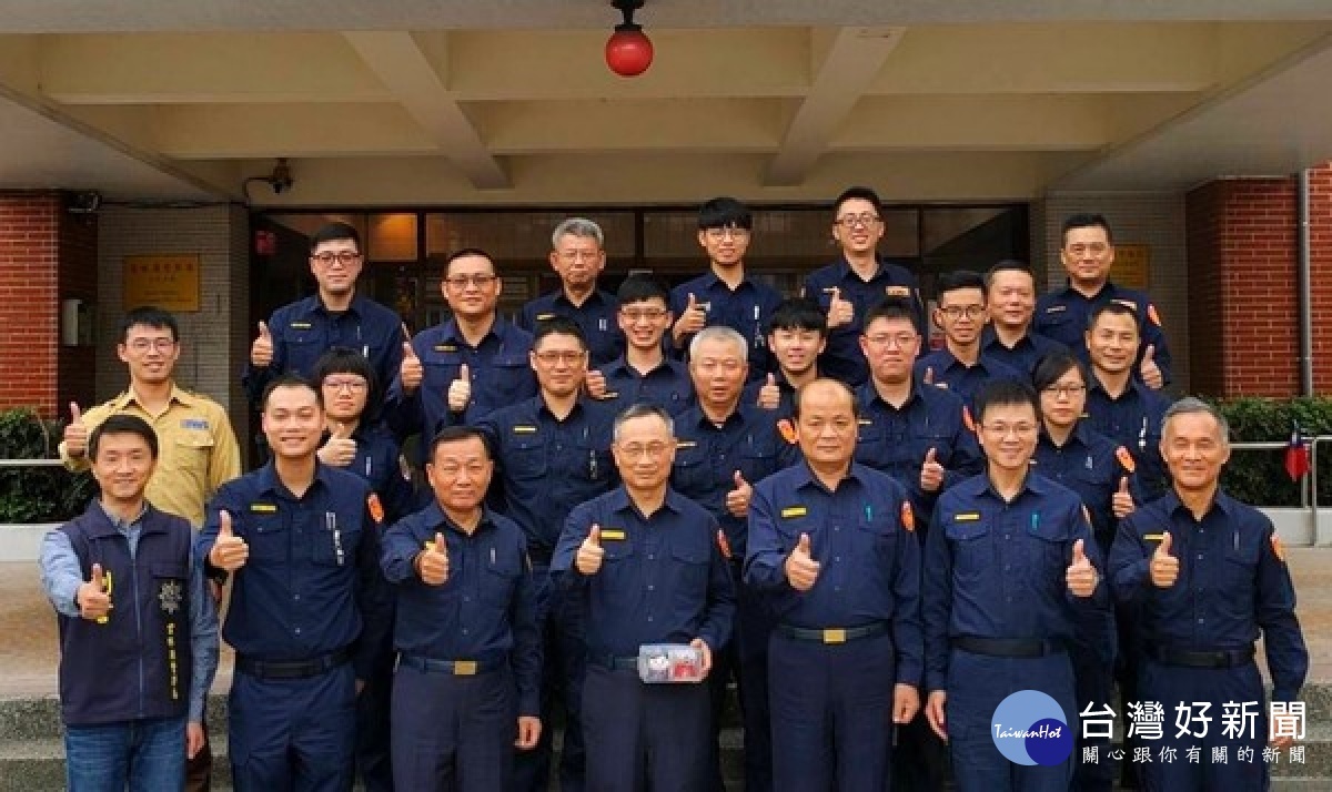 警政署長陳家欽在前往虎尾派出所等第一線防疫單位,慰問員警在防疫期間為民眾健康把關之辛勞,並囑咐執勤時務必保護自身健康與安全。