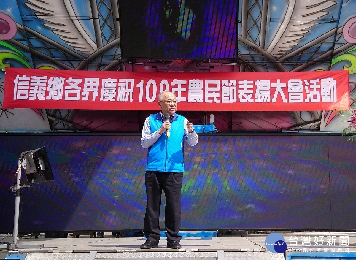 信義鄉農會總幹事黃志輝致意。(圖/記者吳素珍攝)