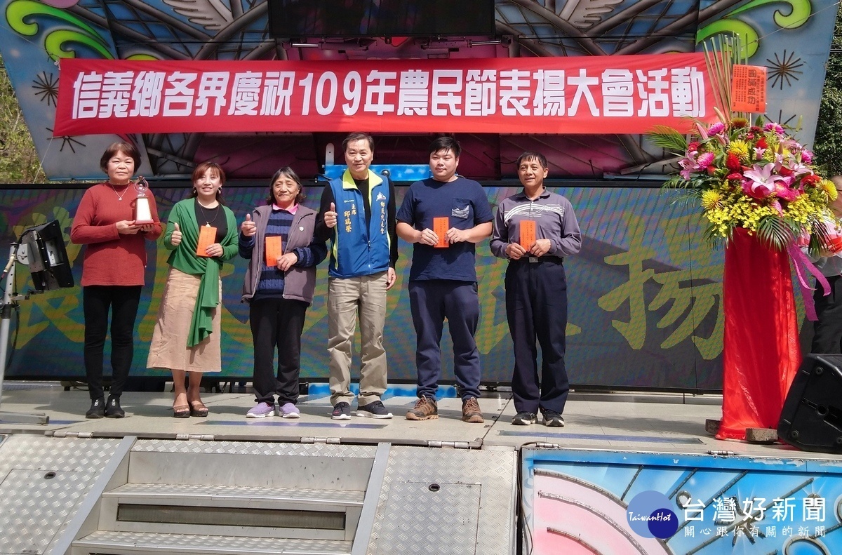 信義鄉代表會主席邱瑞榮頒獎表揚優秀農民。(圖/記者吳素珍攝)