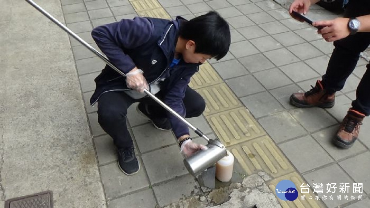 環保局日前接獲民眾通報於楊梅區中山北路附近老坑溪水呈現奶茶色，火速派員前往稽查。