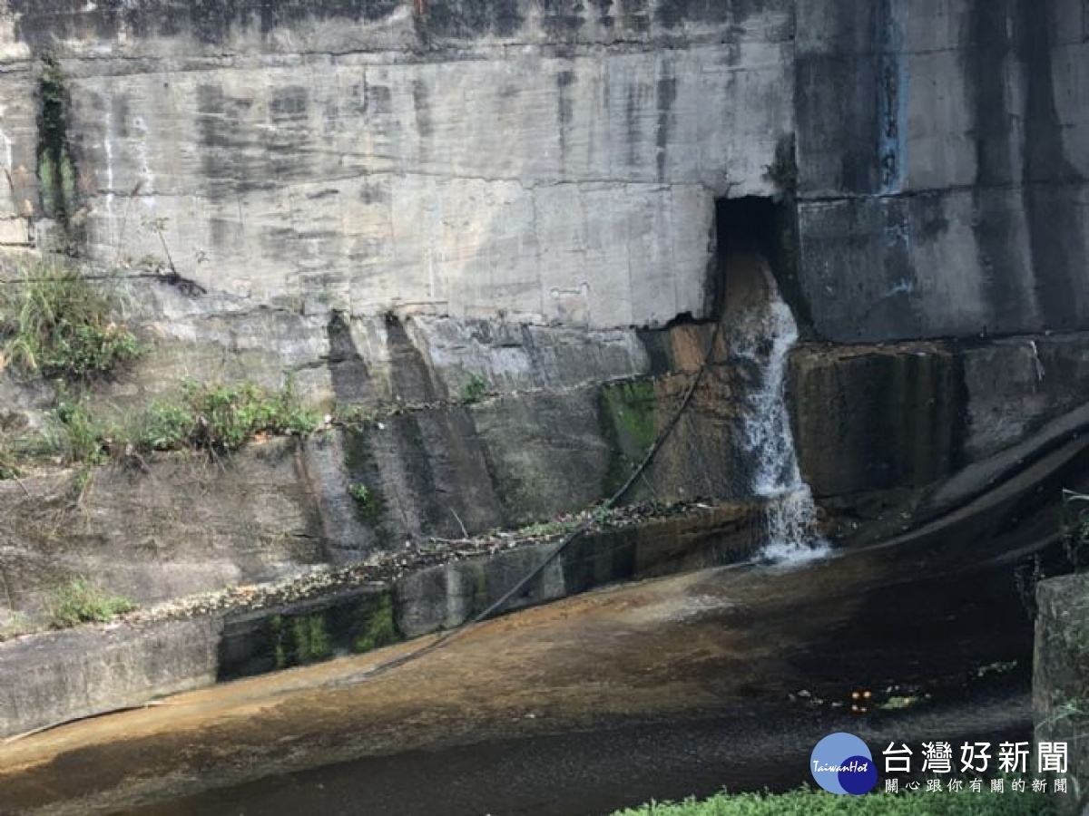 環保局日前接獲民眾通報於楊梅區中山北路附近老坑溪水呈現奶茶色，火速派員前往稽查。