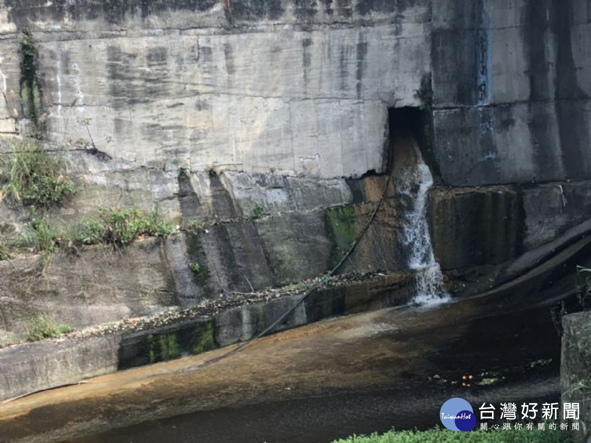 環保局日前接獲民眾通報於楊梅區中山北路附近老坑溪水呈現奶茶色,火速派員前往稽查。