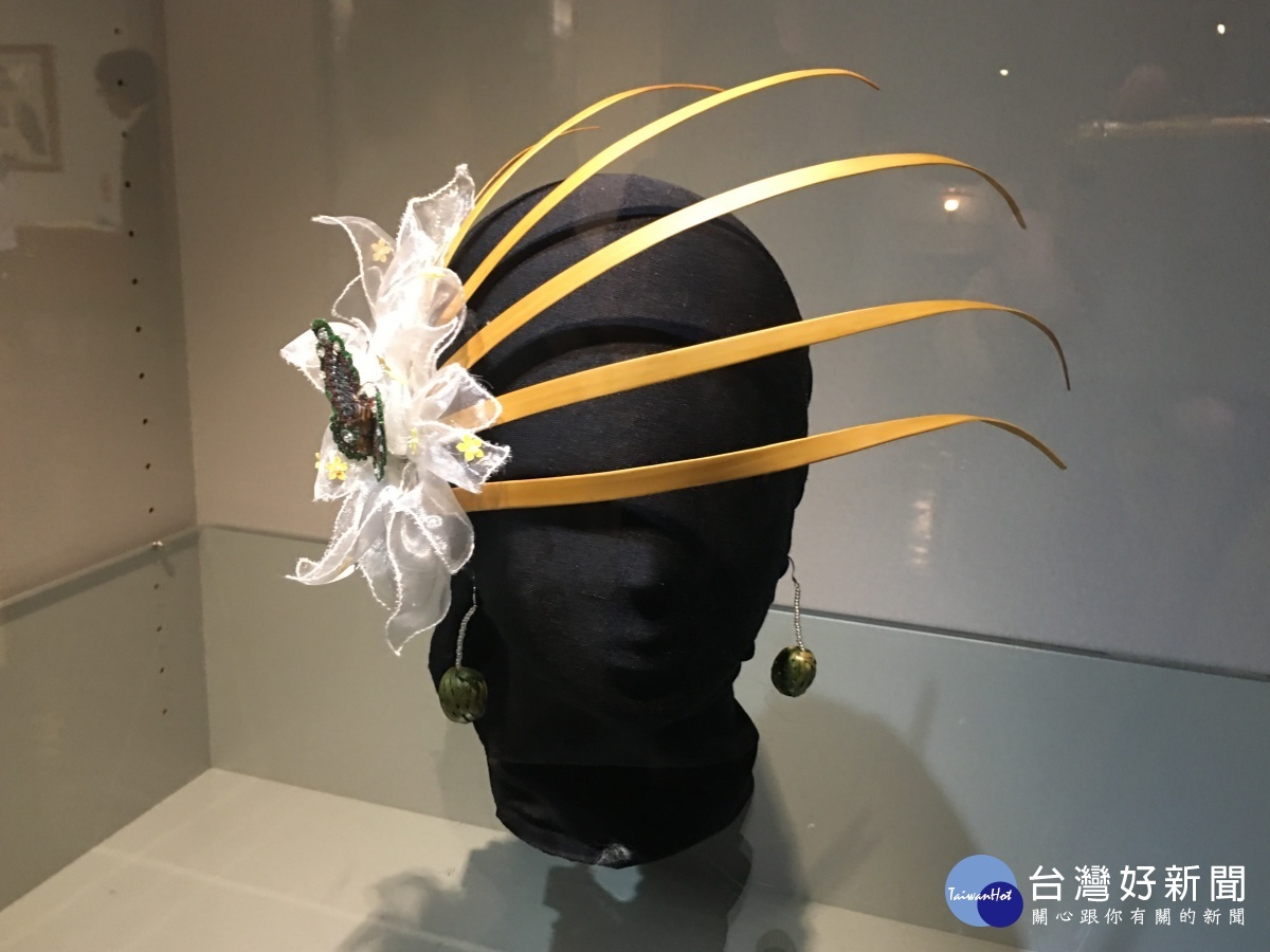 蝶舞結合漆、竹、布等為飾物。(記者扶小萍攝)