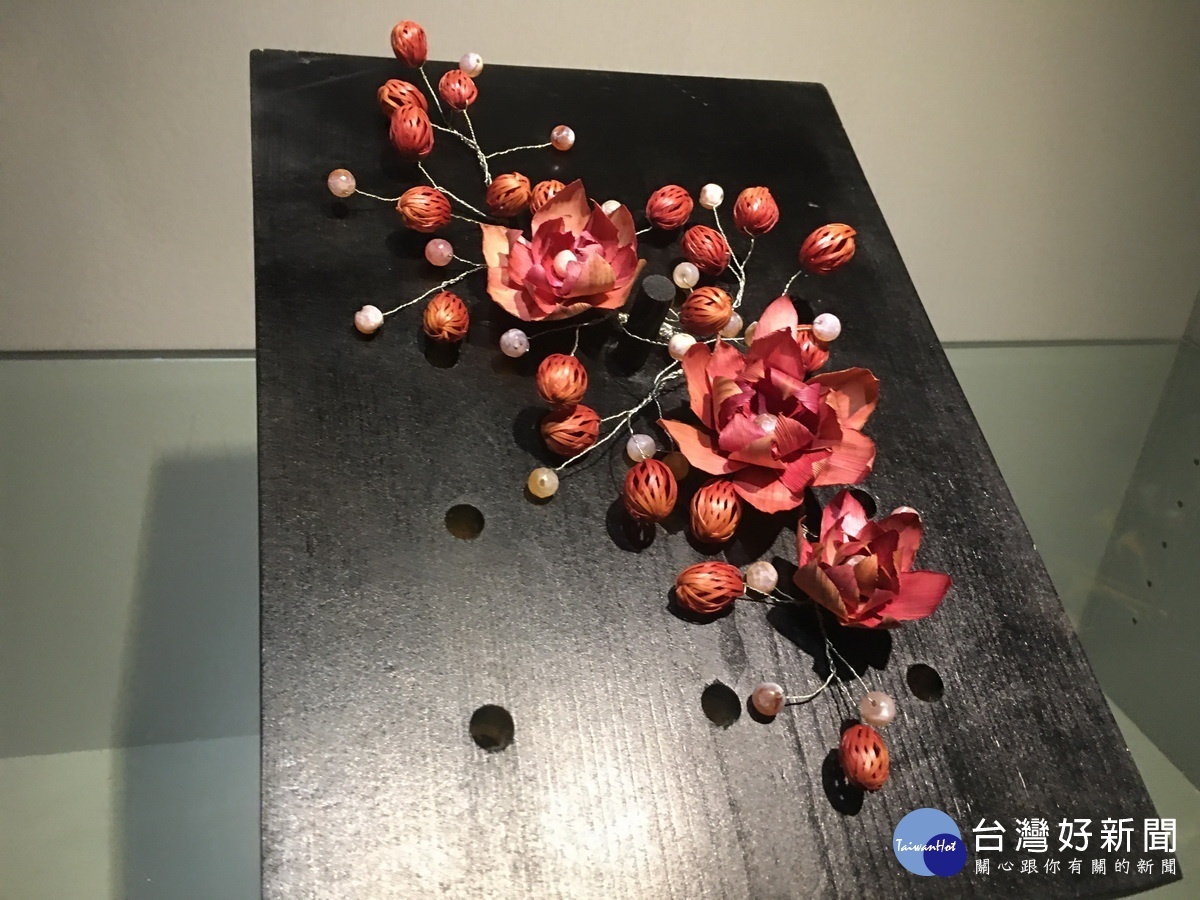 竹籜染料玉石等。(記者扶小萍攝)