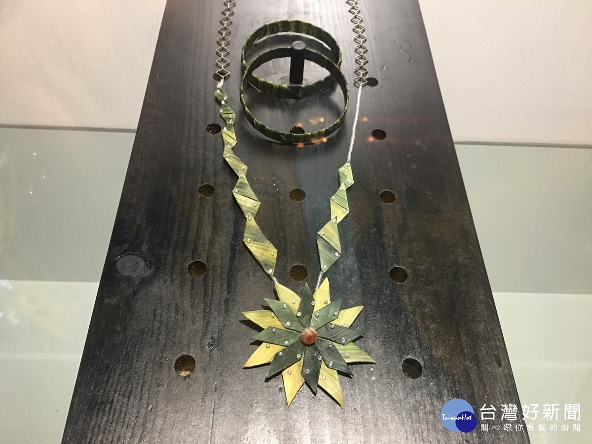 菱形也是以竹籜染料等結合創作。(記者扶小萍攝)
