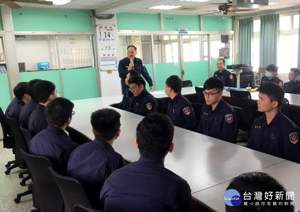 警專生實習圓滿結束,北港警分局辦理檢討會,分局長王立德勉勵實習生多讀書,隨時注意身體健康及執勤安全。