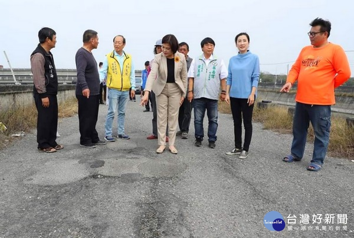 口湖鄉牛挑灣溪左岸水防道路路面破損嚴重,縣長張麗善會同縣議員蔡孟真及鄉公所現勘改善,維護鄉親出入安全。