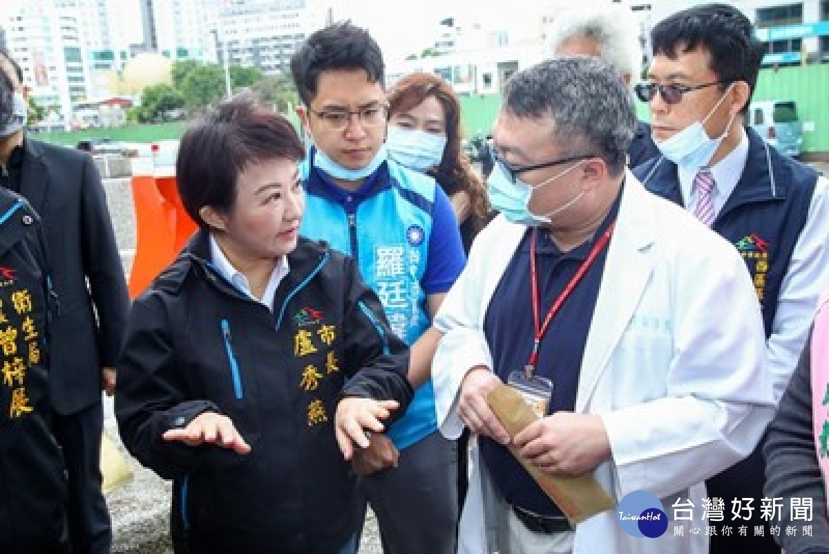 市長盧秀燕至衛生所實地了解口罩販售作業