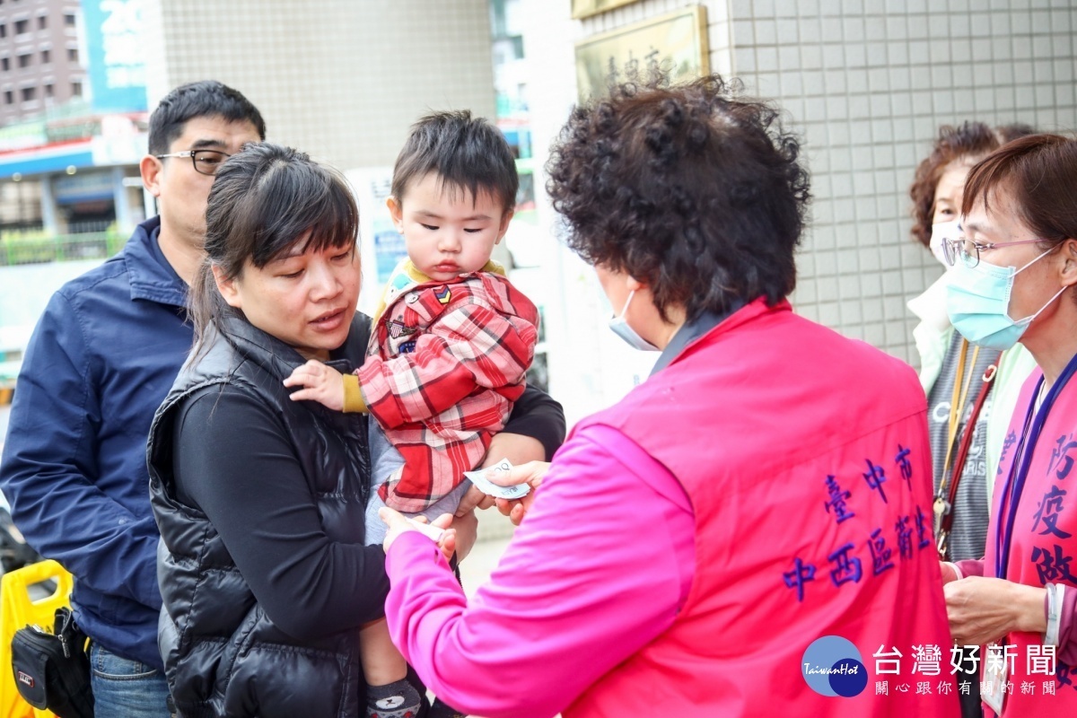 民眾排隊領號碼牌