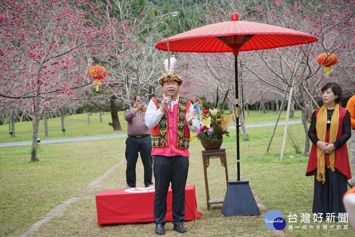 劉鄉長說：每年魚池鄉公所都與九族文化村盛大舉行的櫻花茶會，今年也是第10屆最值得紀念的一次。