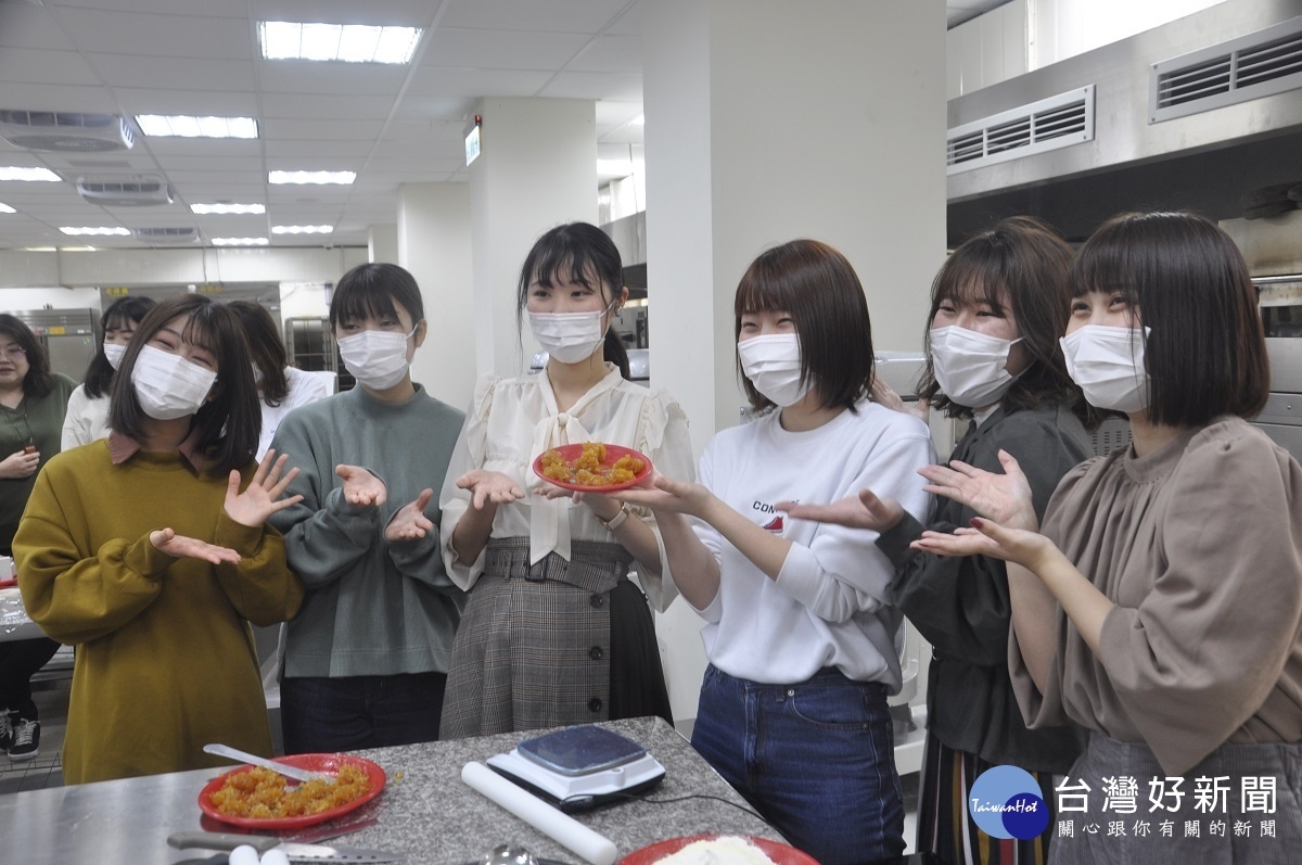 .小松大學文化交流團第一天上課學習做鳳梨酥，同學都很開心。