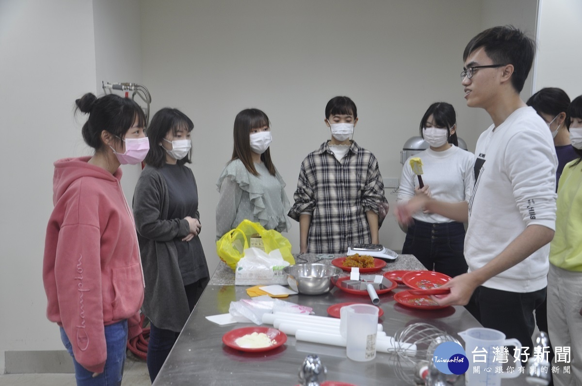 .建國科大安排觀光小系學生指導小松大學交流生製作鳳梨酥與珍珠奶茶。