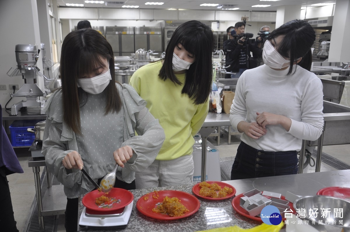 .小松大學交流心努力學習原汁原味的台灣鳳梨酥製作。