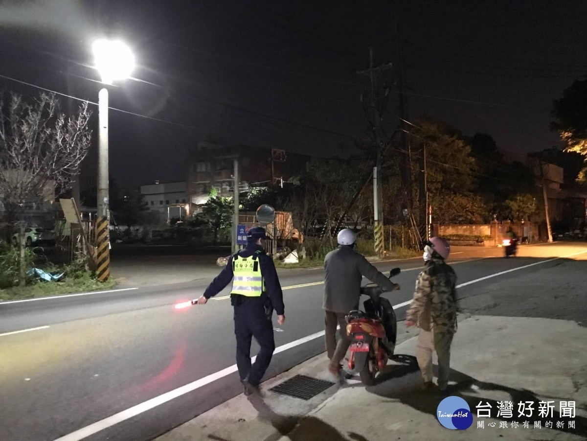 泰籍人士電動車的電量不足熄火 巡邏員警經過時發現，協助運送電動車輛回到拳館宿舍。