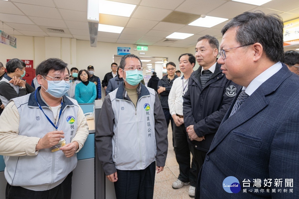 桃園市長鄭文燦到桃園區公所慰勉第一線防疫工作的同仁。