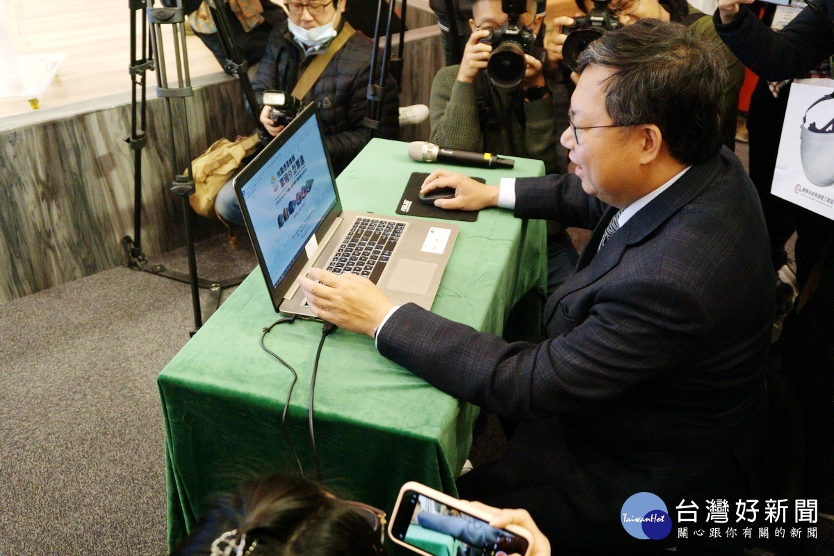 桃園市長鄭文燦親自示範如何票選捷運綠線車廂。