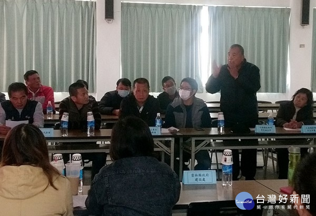 北港滯洪池工程造成路損、揚塵及交安等問題，民怨四起，北港警分局召開協調會，強化法規宣導及雙向溝通。（記者陳昭宗拍攝）