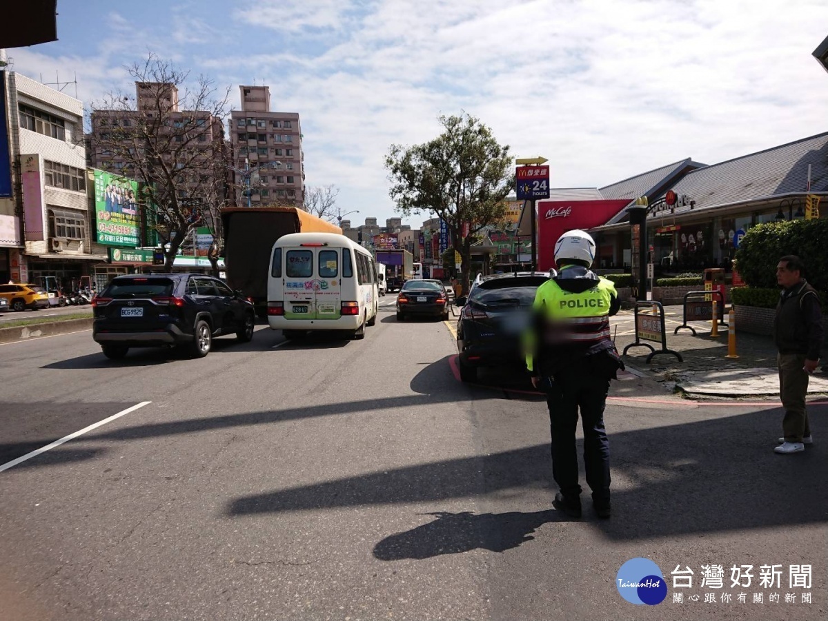 楊梅分局針對違規停車、併排停車進行路暢執法，以因應下周開始國高中小學的開學人潮，維護用路人安全。