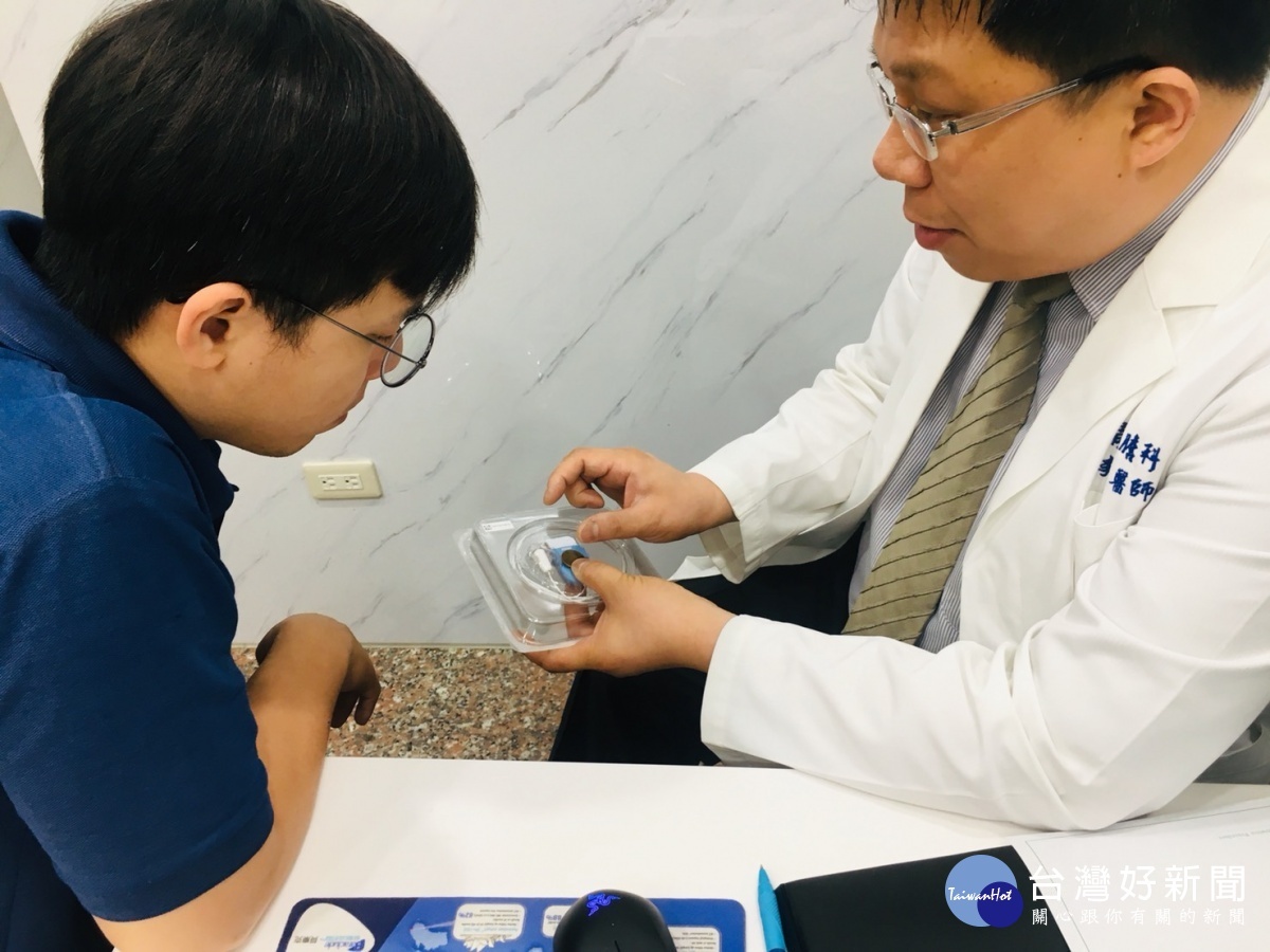 馨田診所李青長院長手拿磁控膠囊,大小僅如魚肝油膠囊。
