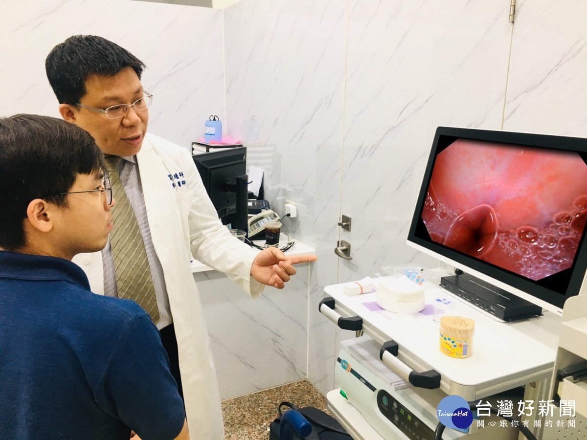 馨田診所李青長院長向民眾說明內視鏡上消化道檢查。
