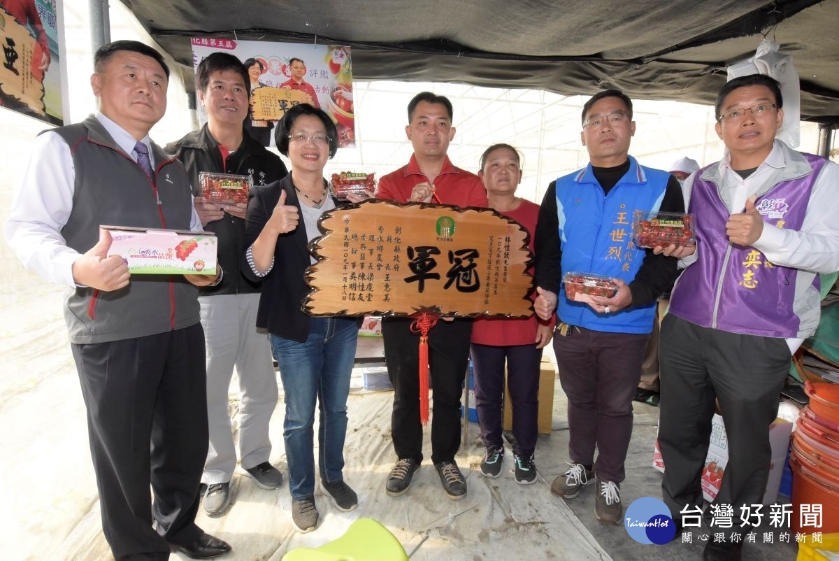 縣長王惠美前往冠軍果園「玫瑰番茄園」參與觀摩會。圖/記者鄧富珍攝<span style=