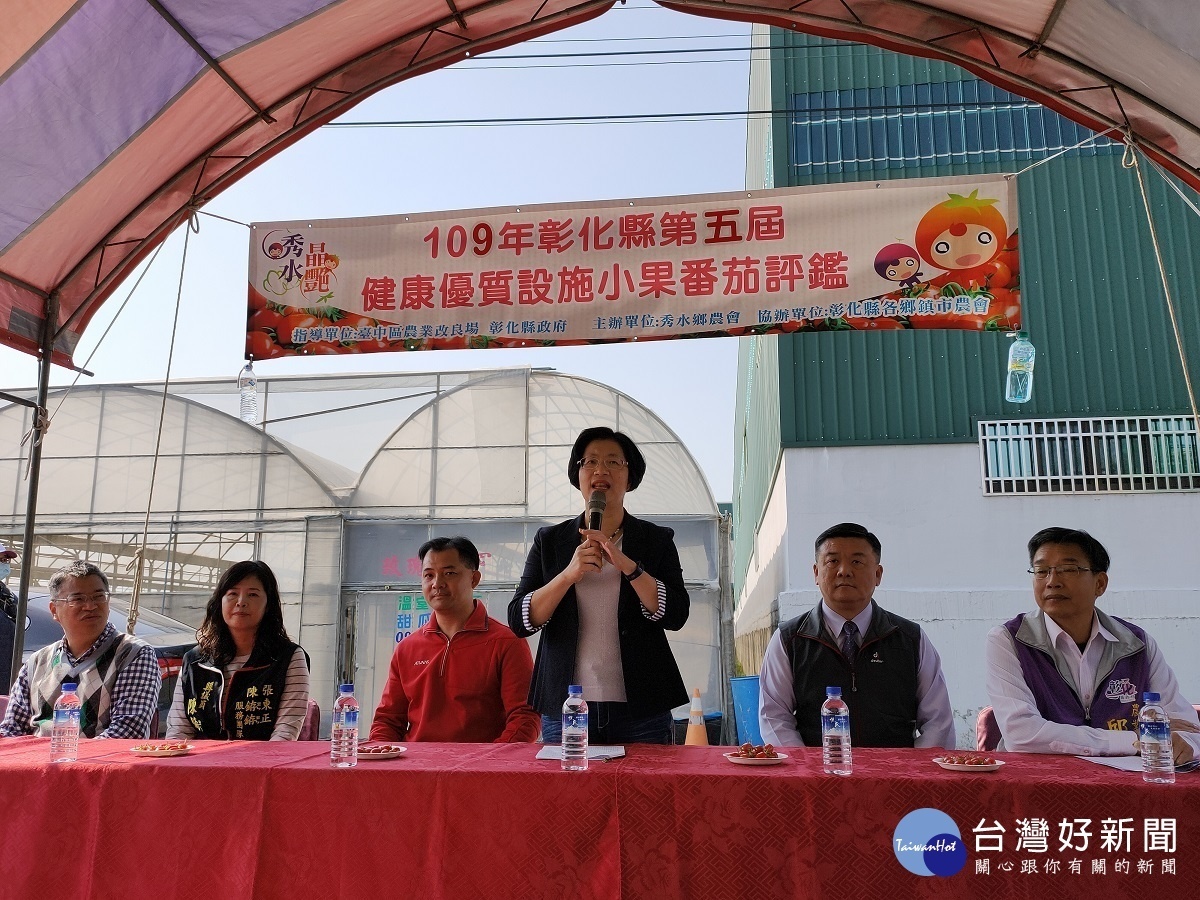 小果番茄冠軍果園觀摩取經 ,縣長王惠美推薦彰化優鮮番茄。圖/記者鄧富珍攝