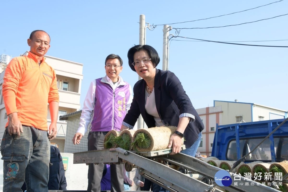 縣長王惠美前往秀水鄉水稻育苗中心關心水稻春耕情形時,與農友一起搬運秧苗。圖/記者鄧富珍攝