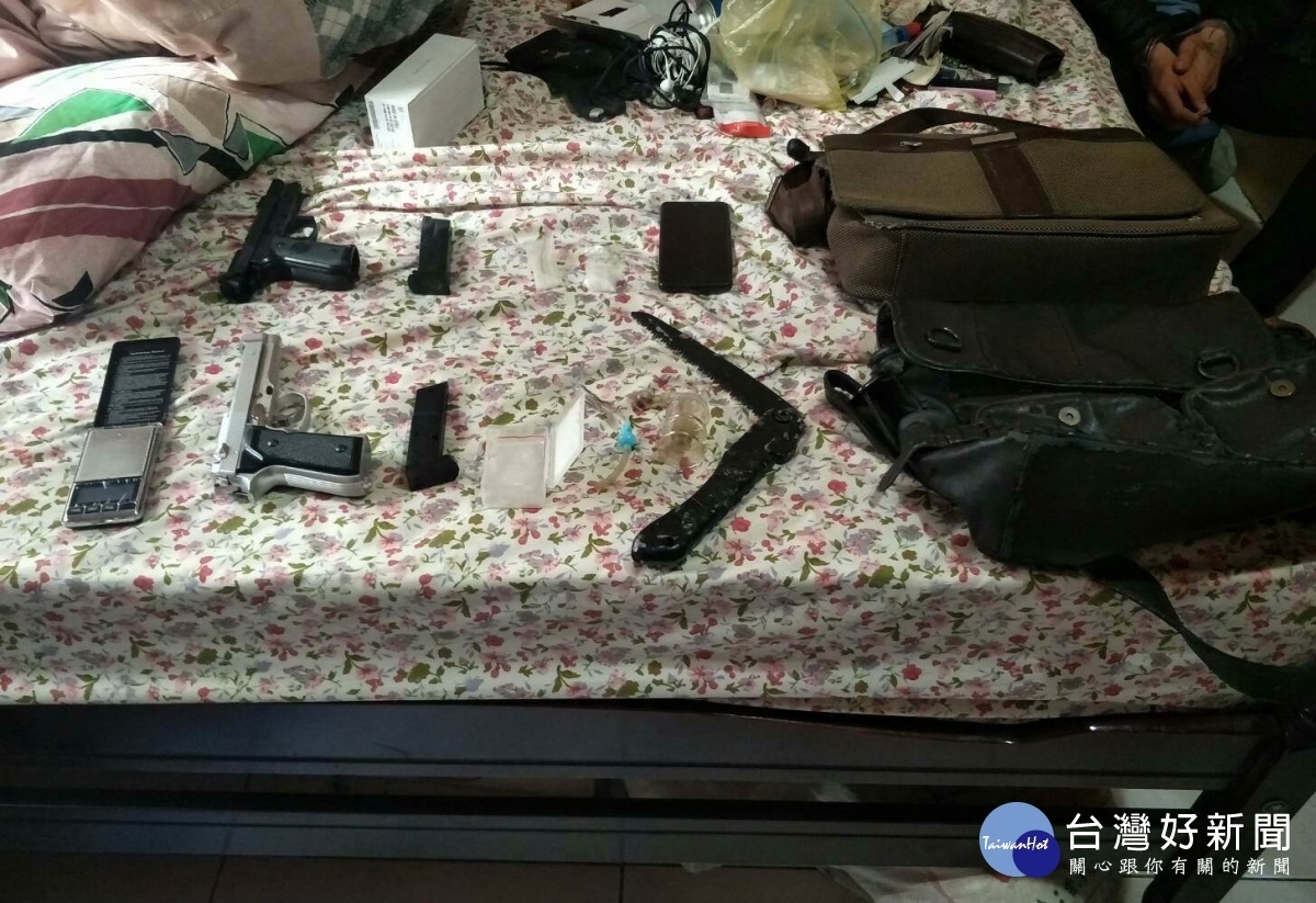 警方查獲手槍2支（疑玩具槍）、毒品安非他命21.15克、毒品吸食器等證物