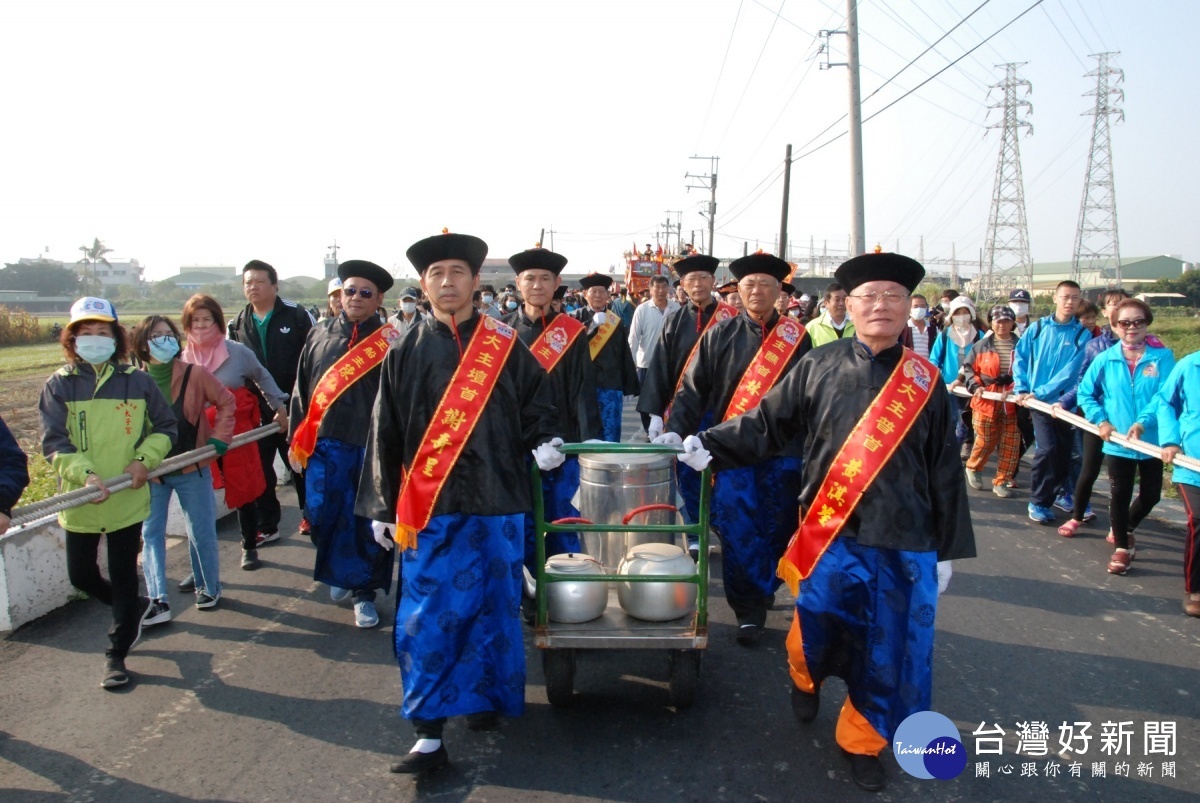 各會首沿路幫王船開水路。