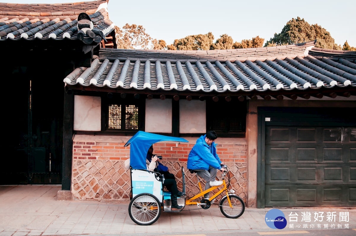 乘坐三輪車,挖掘隱藏在巷弄之間的故事,體驗最道地的浪漫之旅。(圖/喜鴻假期提供)