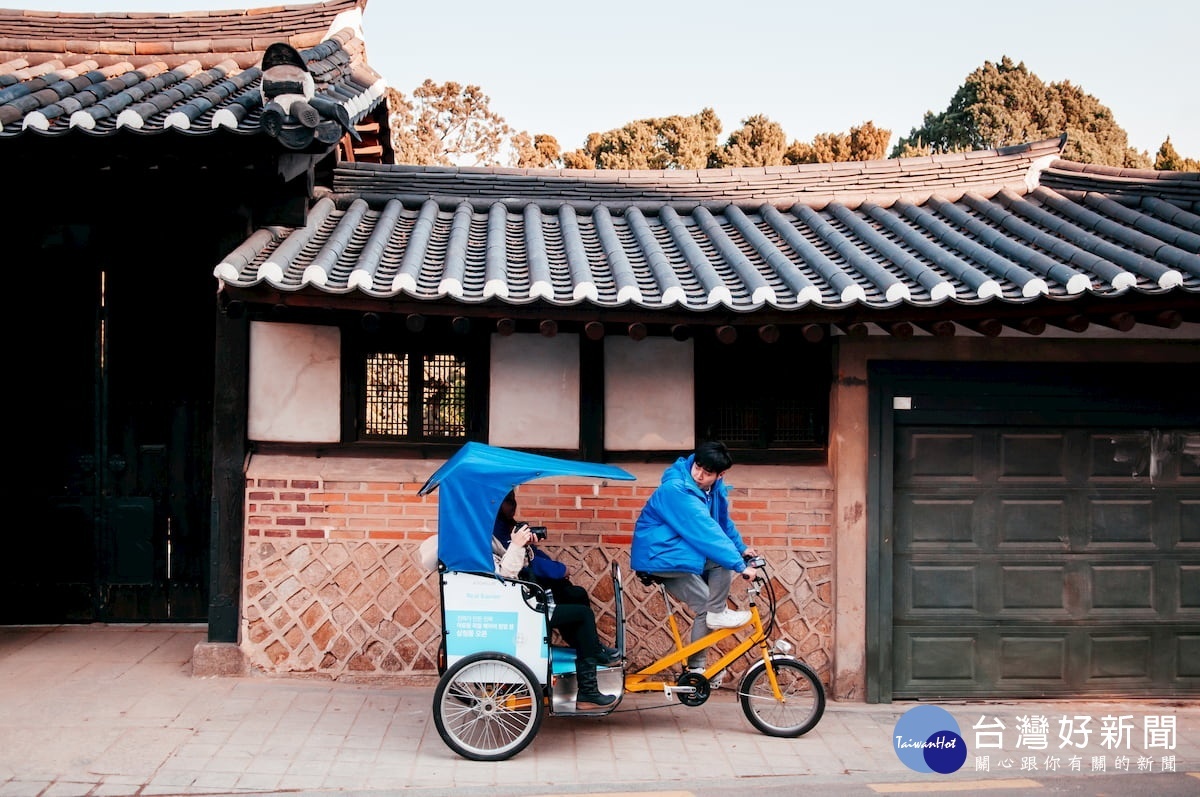 乘坐三輪車，挖掘隱藏在巷弄之間的故事，體驗最道地的浪漫之旅。（圖／喜鴻假期提供）