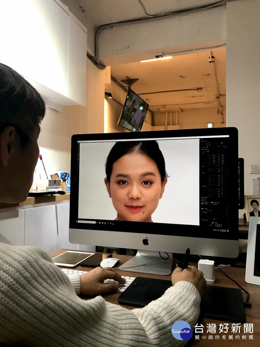 韓國拍攝證件照僅需兩小時即可拿到成品，是許多觀光客的必排行程。（圖／喜鴻假期提供）