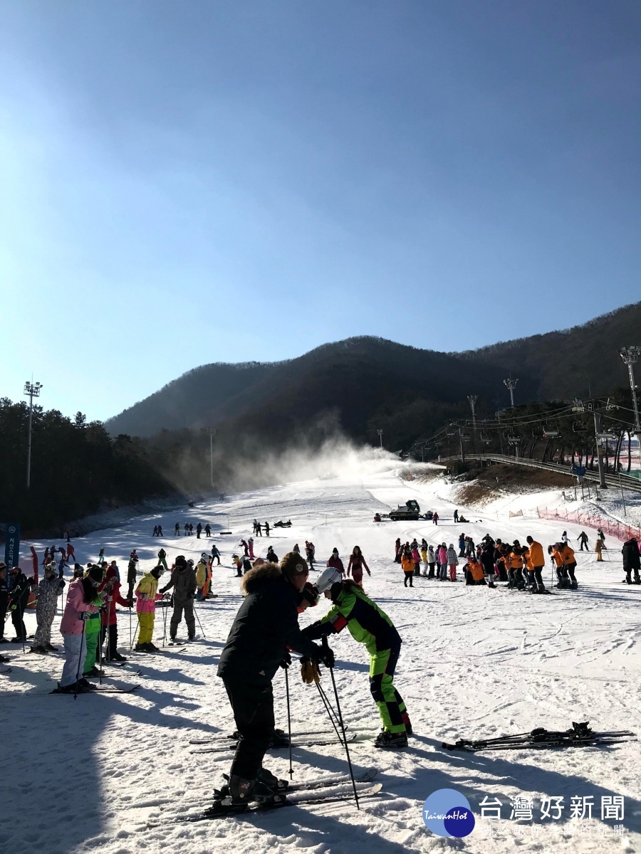 芝山滑雪場除了成人使用的雪道外,也有提供孩童的雪盆服務。(圖/喜鴻假期提供)