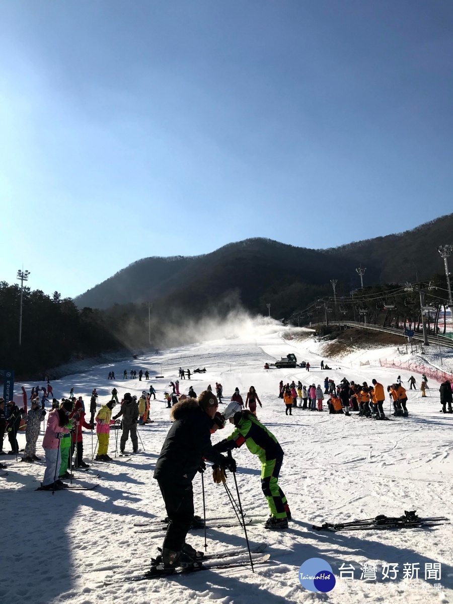 芝山滑雪場除了成人使用的雪道外，也有提供孩童的雪盆服務。（圖／喜鴻假期提供）