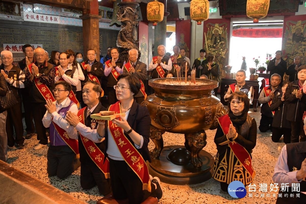 王功漁火節暨媽祖祈福文化節擲筊祈福擲筊擇日,縣長王惠美一直「擲無筊」。