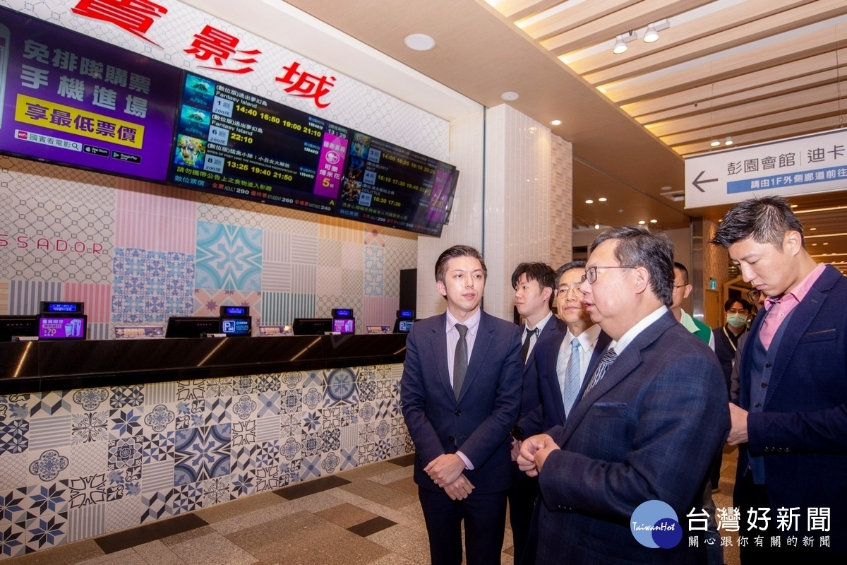 關心新冠肺炎坊間防疫整備情形,桃園市長鄭文燦前往廣豐新天地國賓影城視察。