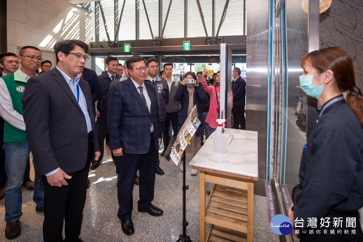 關心新冠肺炎坊間防疫整備情形,桃園市長鄭文燦前往廣豐新天地視察國賓影城及家樂福賣場。