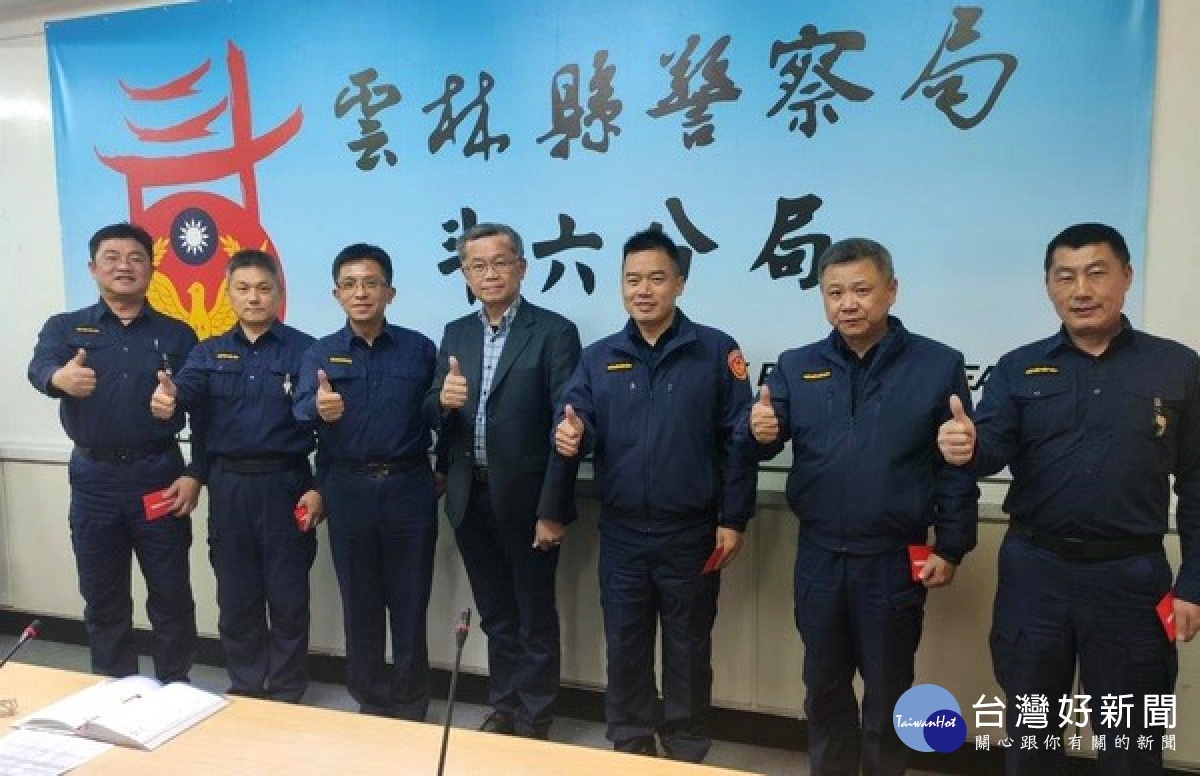 斗六警友辦事處副主任李銘洲公開表揚績優員警,勉勵能再接再厲,肩負起打擊犯罪維護地方治安的重任。(記者陳昭宗拍攝)