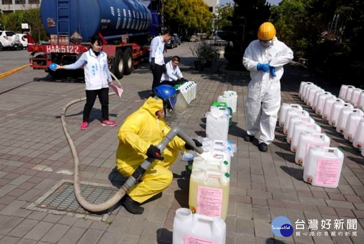 台塑企業免費提供12噸次氯酸鈉漂白水給雲林縣各級學校稀釋後消毒防疫,提供學生安全無虞的學習環境。(記者陳昭宗翻攝)