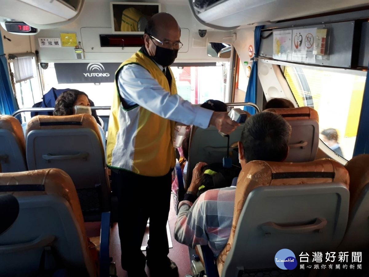 客運場站人員量測車上乘客體溫。圖/彰化監理站提供
