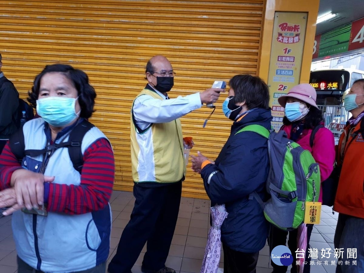 場站工作人員對排隊搭車民眾量額溫。圖/彰化監理站提供