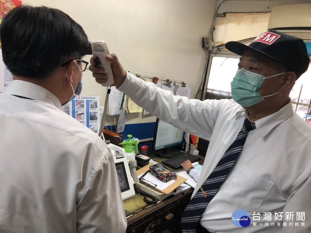 駕駛出車前先量額溫確認健康狀況。圖/彰化監理站提供