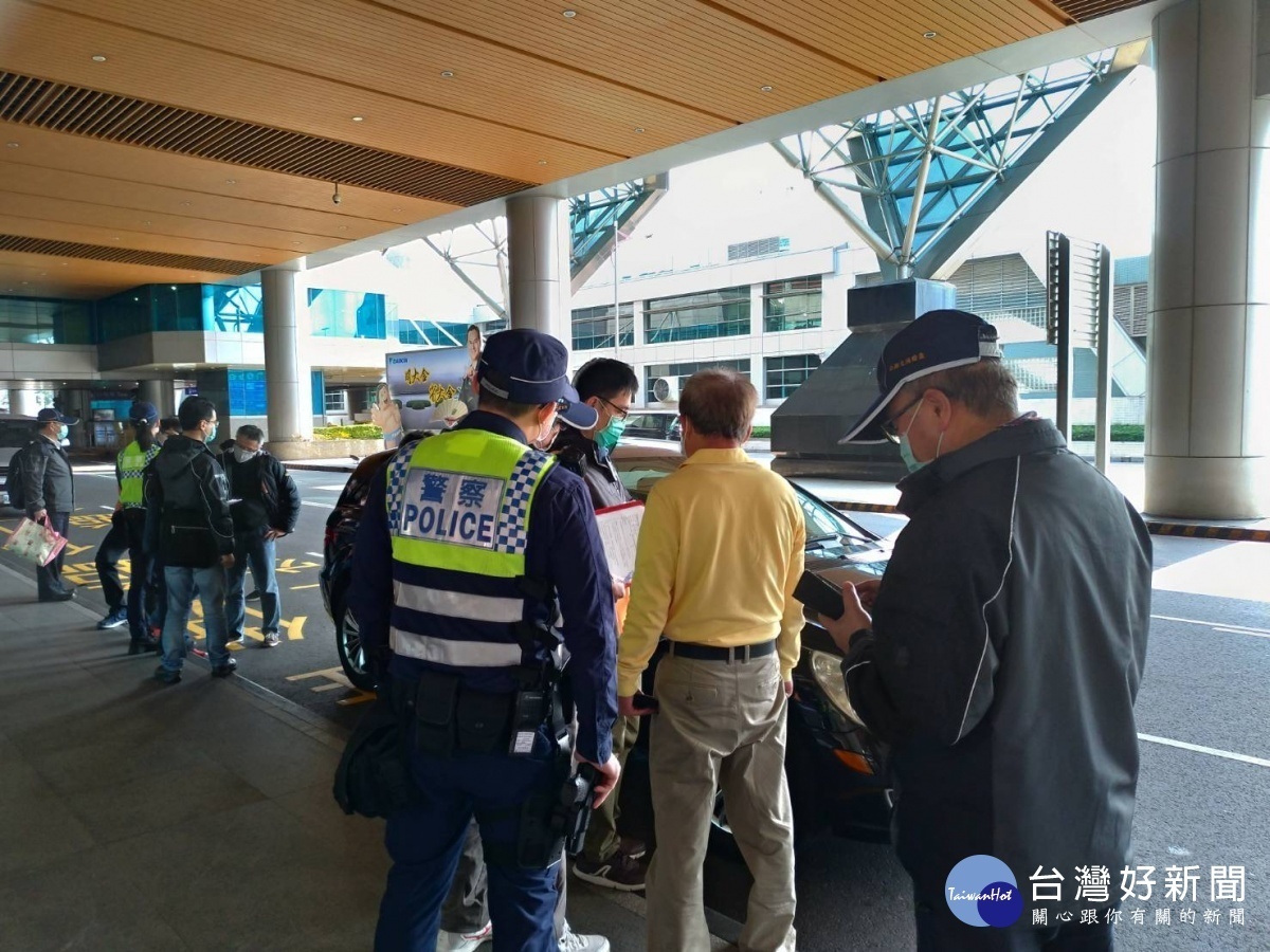 針對白牌車可能成為新冠肺炎防疫漏洞,桃園市組聯合稽查小組,加強擴大取締違法的白牌計程車。