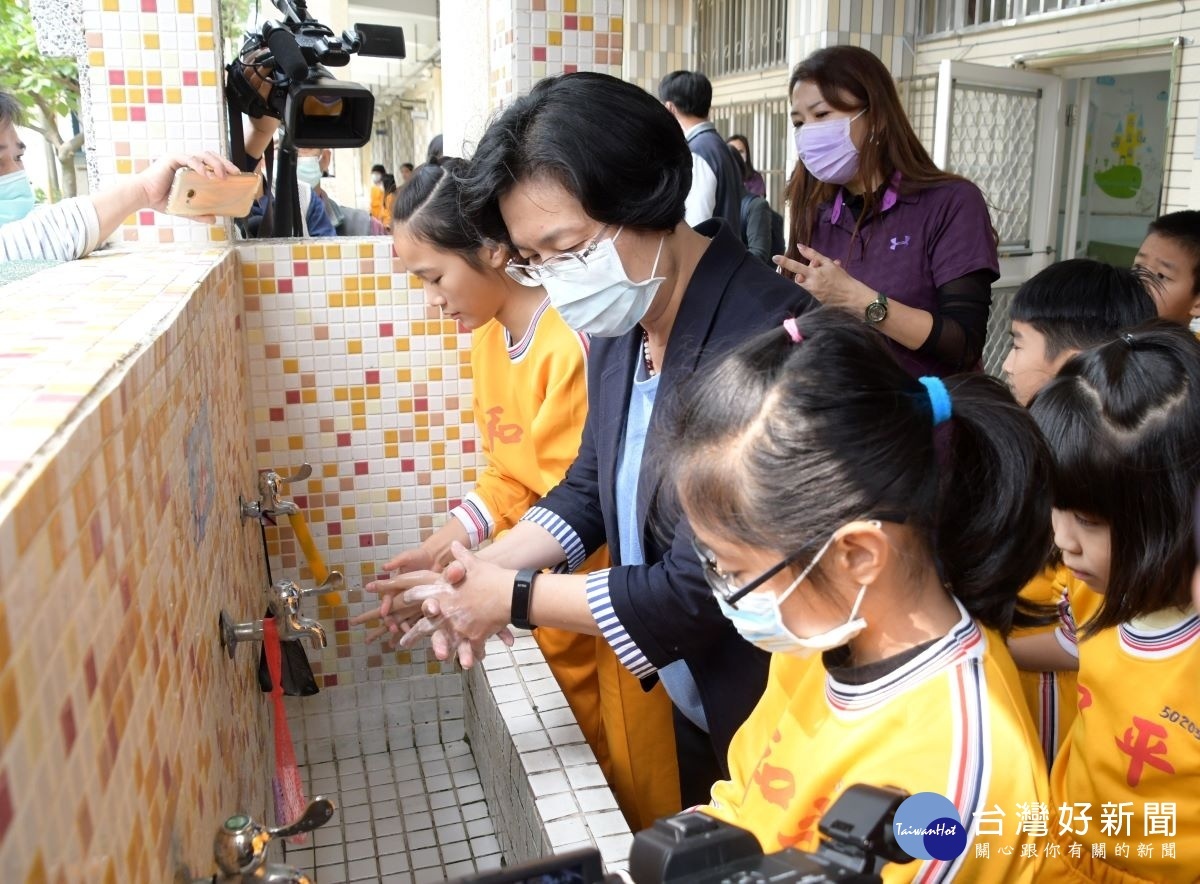 關心校園防疫整備,縣長王惠美教學童洗手。